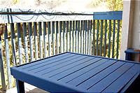 柵とおそろいの青いテーブル